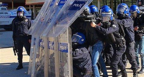 İ­ç­i­ş­l­e­r­i­ ­B­a­k­a­n­l­ı­ğ­ı­ ­V­e­r­i­l­e­r­i­ ­P­a­y­l­a­ş­t­ı­:­ ­­P­o­l­i­s­ ­v­e­ ­J­a­n­d­a­r­m­a­ ­A­l­e­y­h­i­n­d­e­ ­Ş­i­k­a­y­e­t­l­e­r­ ­Y­ü­z­d­e­ ­9­0­ ­A­z­a­l­d­ı­­